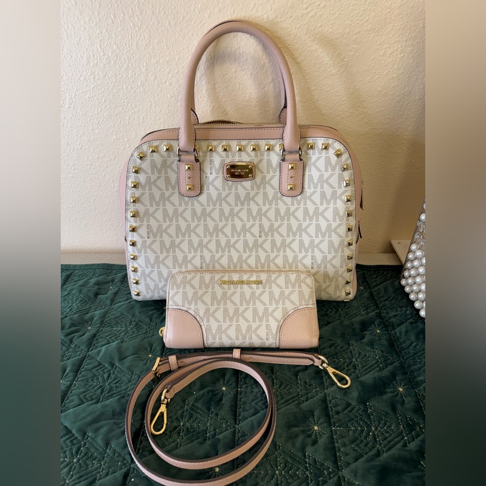 BARELY USED ………. MICHAEL KORS SIGNATURE PRINTED LARGE SATCHEL BAG w/WALLET